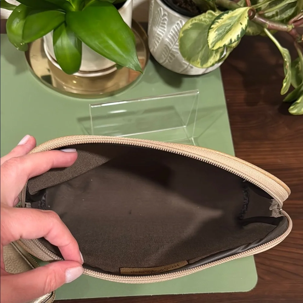Yves Saint Laurent Gray and Tan Clutch with Giraffe 🦒 Print - Picture 2 of 6